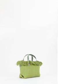 Borsa tote intrecciata verde con bordo frangiato, corpo testurizzato e due manici robusti di un verde chiaro. Design semplice e funzionale.