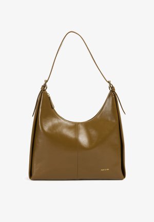 Sac bandoulière en cuir marron à la texture lisse, silhouette courbée et une sangle d'épaule. Présente un logo embossé doré sur le côté.