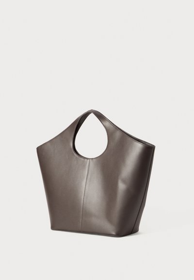 Brun läder tote-väska med mjuk textur, rund handtagsutskärning och en strukturerad form. Inga synliga metalldelar eller detaljer.