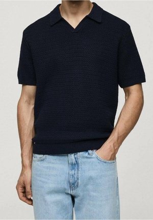 Marineblaues kurzärmliges Strickpolo mit V-Ausschnitt und strukturiertem Muster, kombiniert mit hellblauen Jeans. Mit geripptem Saum und Kragen.