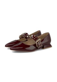 Ballerines en cuir verni bordeaux à bout pointu avec une large sangle cloutée et une grande boucle en argent, petits talons carrés, doublure intérieure beige.