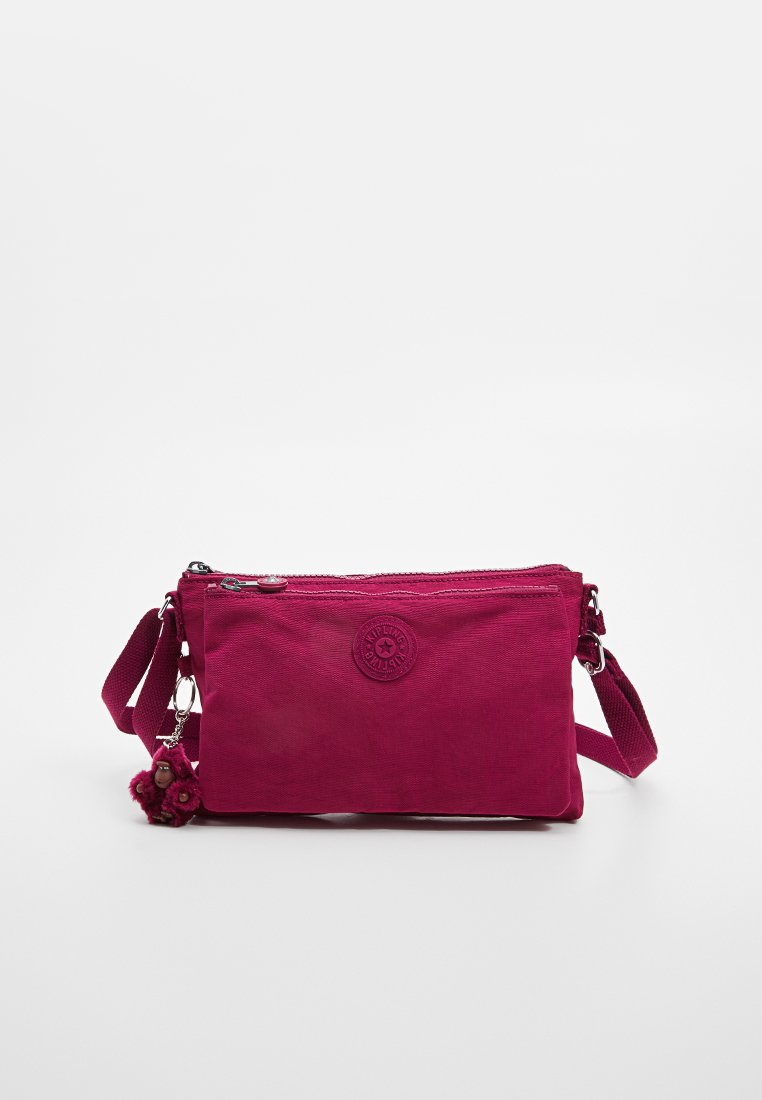 Borsa a tracolla rettangolare di colore rosa scuro con tracolla regolabile, due scomparti con zip e un piccolo portachiavi a forma di scimmietta morbida attaccato.