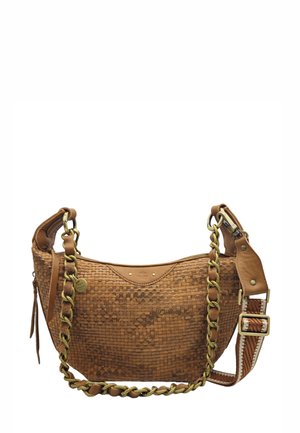 Sac à main en cuir tressé marron avec deux anses, l'une en chaîne et cuir, l'autre en tissu avec un motif géométrique et une boucle.