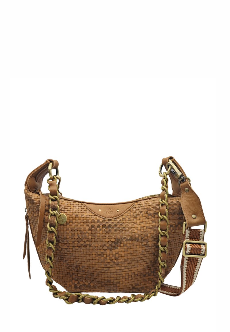 Sac à main en cuir tressé marron avec deux anses, l'une en chaîne et cuir, l'autre en tissu avec un motif géométrique et une boucle.