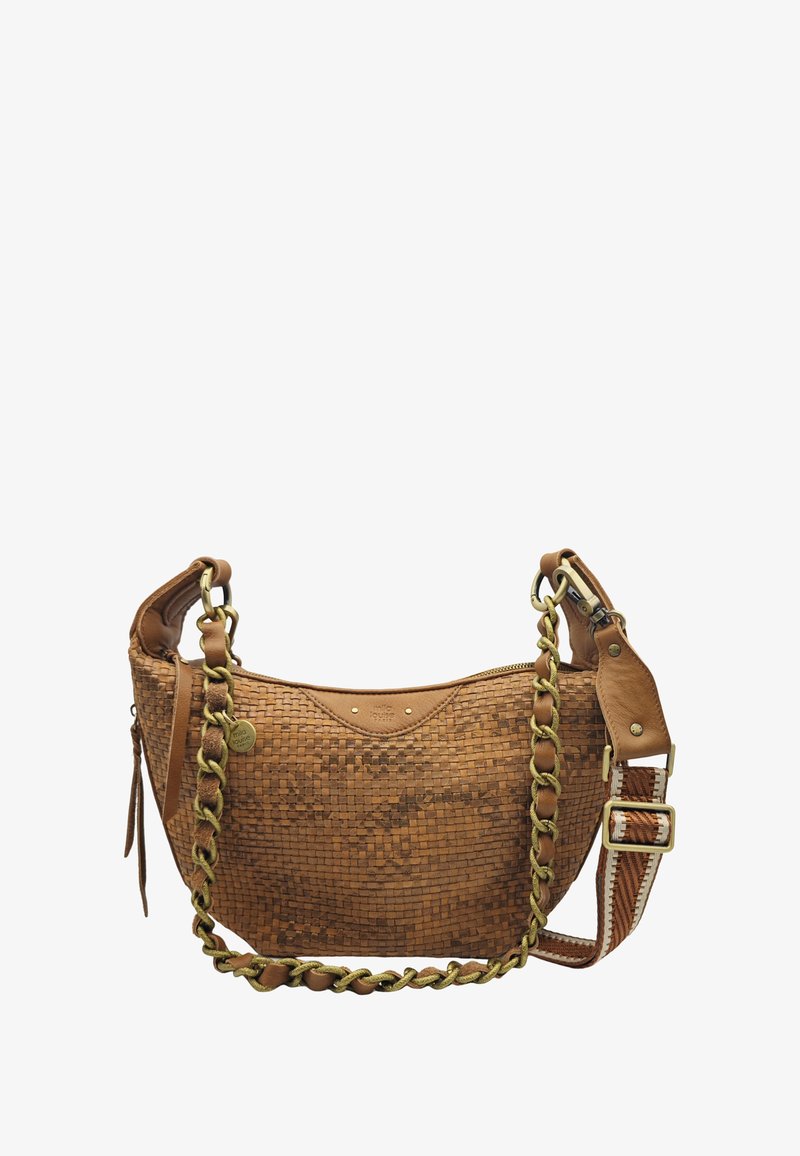 Sac à main en cuir tressé marron avec deux anses, l'une en chaîne et cuir, l'autre en tissu avec un motif géométrique et une boucle.