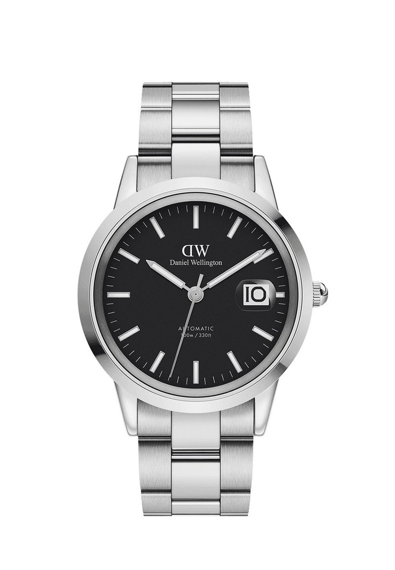 Montre en acier inoxydable argenté avec un cadran noir, des index horaires et une fenêtre de date. Mouvement automatique, design de bracelet élégant.