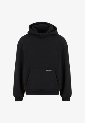 Czarna bluza z kapturem, wykonana z miękkiego materiału, z dużą kieszenią z przodu, kapturem ze sznurkiem oraz napisem na kieszeni. Luźny fason.