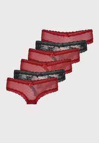 Set van vijf kanten panties in rood en zwart, met stippenmesh, gekartelde randen en kleine satijnen strikjes als decoratieve accenten.