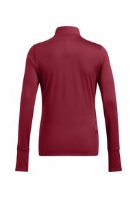Maglietta a maniche lunghe color bordeaux con colletto alto, realizzata in tessuto liscio e elasticizzato. Presenta una cucitura flatlock e un sottile dettaglio del logo sul retro.