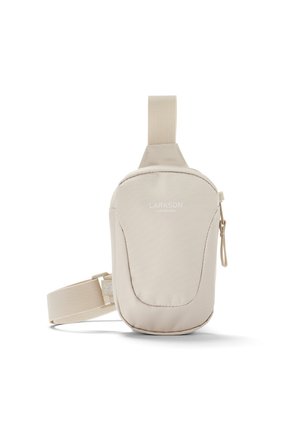 Geantă crossbody din țesătură bej cu suprafață texturată, buclă superioară, fermoar frontal și curea ajustabilă. Logo-ul este afișat pe față.