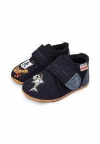 Dziecięce buty wykonane z granatowego filcu, z haftowanymi wzorami piratów i rekinów, z gumową podeszwą i zapięciem na rzep.