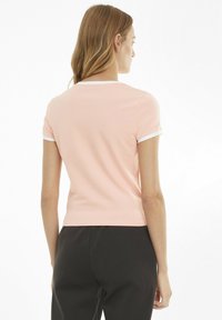 Puma CLASSICS FITTED  - Jednoduché tričko - apricot blush