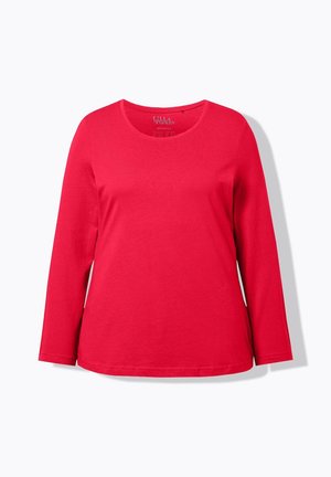 Czerwona koszula z długim rękawem, wykonana z miękkiej bawełny, z okrągłym dekoltem i luźnym krojem. Gładka faktura bez widocznych wzorów czy ozdób.