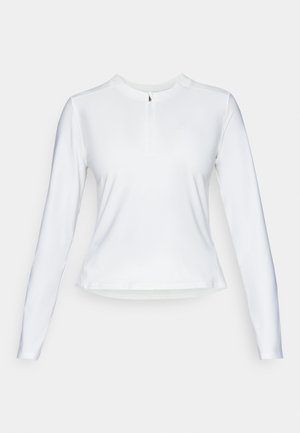 Camiseta deportiva blanca de manga larga con cuello con cremallera de cuarto, textura suave y detalle sutil del logo en el pecho.