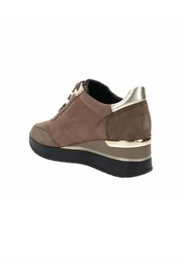 Sneaker in suede marrone con finitura testurizzata, dettagli metallici dorati sul tallone e suola in gomma nera. Presenta lacci e cuciture abbinate.