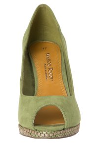 Escarpin en daim vert avec bout ouvert, plateforme en jute et silhouette incurvée. À l'intérieur, il possède une semelle intérieure en tan avec marquage.