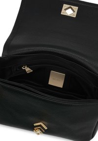 Borsa a tracolla in pelle nera con superficie testurizzata, accessori in oro e chiusura frontale con un design geometrico. Interno spazioso con tasche.