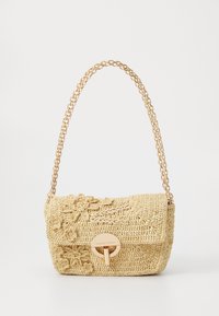Geantă din paie împletită, cu detalii florale, închidere circulară aurie și curea din lanț aurie. Textură moale, de culoare bej neutră.