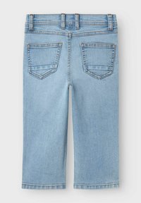 Pantalones cortos de mezclilla azul claro con corte recto, que cuentan con dos bolsillos traseros, detalles de costura y una cinturilla con pasadores para cinturón.