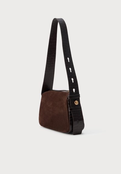Petit sac bandoulière rectangulaire en daim marron avec une large sangle noire texturée réglable et un détail de bouton doré.