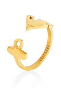 Anello in tono oro con un design minimalista, caratterizzato da un'estremità curva e una piccola croce, superficie liscia e finitura lucida.