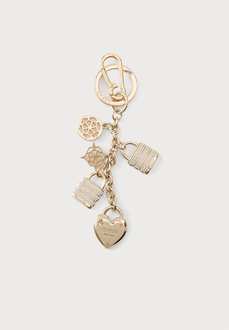 Porte-clés doré avec deux cadenas ornés de cristaux, deux charms floraux ronds et un charm en forme de cœur gravé « GUESS EST. 1981 ».