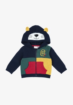 Felpa con cappuccio a maglia per bambini con zip, nei colori blu navy, verde, giallo e rosso, con un volto e orecchie di orso sul cappuccio e una toppa con matita e lettera C sul petto.