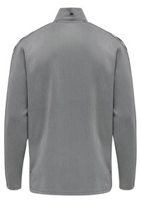 Polo gris à manches longues avec col montant, en tissu texturé, et un petit logo au niveau du cou. Présente des accents contrastants sur les épaules.