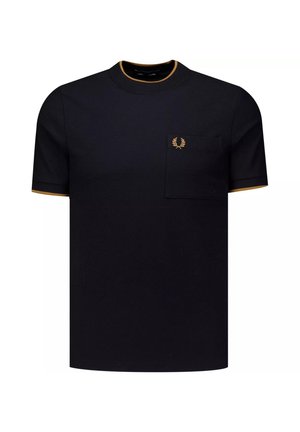 T-shirt nera a maniche corte con taschino sul petto e rifinitura contrastante color senape su scollo e polsini, con piccolo logo ricamato.