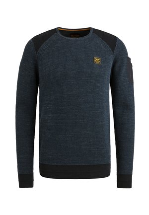 Suéter azul de punto con tejido texturizado, puños y dobladillo de canalé negro, acentos en los hombros y un pequeño parche con logo en el pecho.