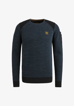 Sininen neulepaita, jossa on teksturoitu kangas, mustat ribbireunat hihansuissa ja helmoissa, olkapään korostukset ja pieni logotarra rinnassa.