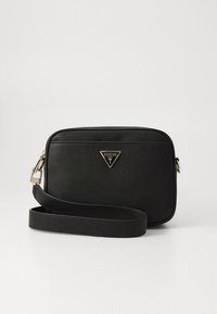 Črna usnjena torbica čez telo z pravokotno obliko, srebrno strojno opremo in trikotnim logotipom na sprednji strani. Vključen nastavljiv naramni trak.