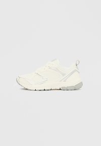 Pantof sport alb cu partea superioară texturată și accente gri deschis, cu vârf rotunjit și talpă flexibilă din cauciuc cu caneluri pentru tracțiune.