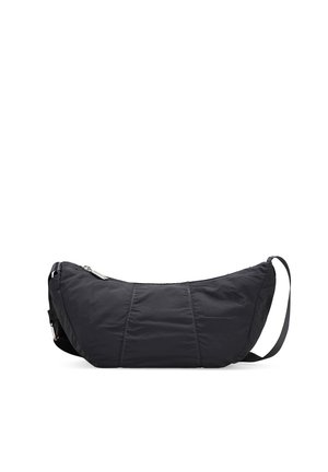 Bolso de hombro negro de nylon con un diseño curvado, textura suave, cierre con cremallera y correa ajustable. Incluye un sutil detalle de costuras.