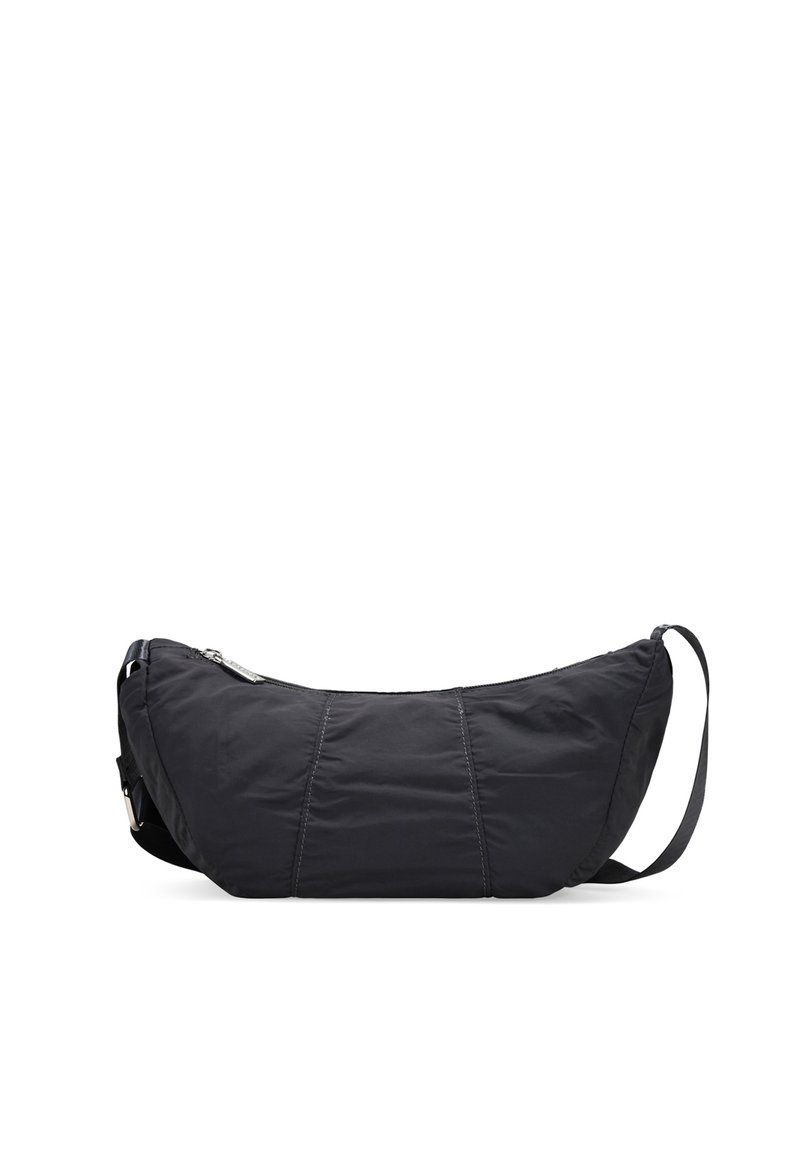 Bolso de hombro negro de nylon con un diseño curvado, textura suave, cierre con cremallera y correa ajustable. Incluye un sutil detalle de costuras.