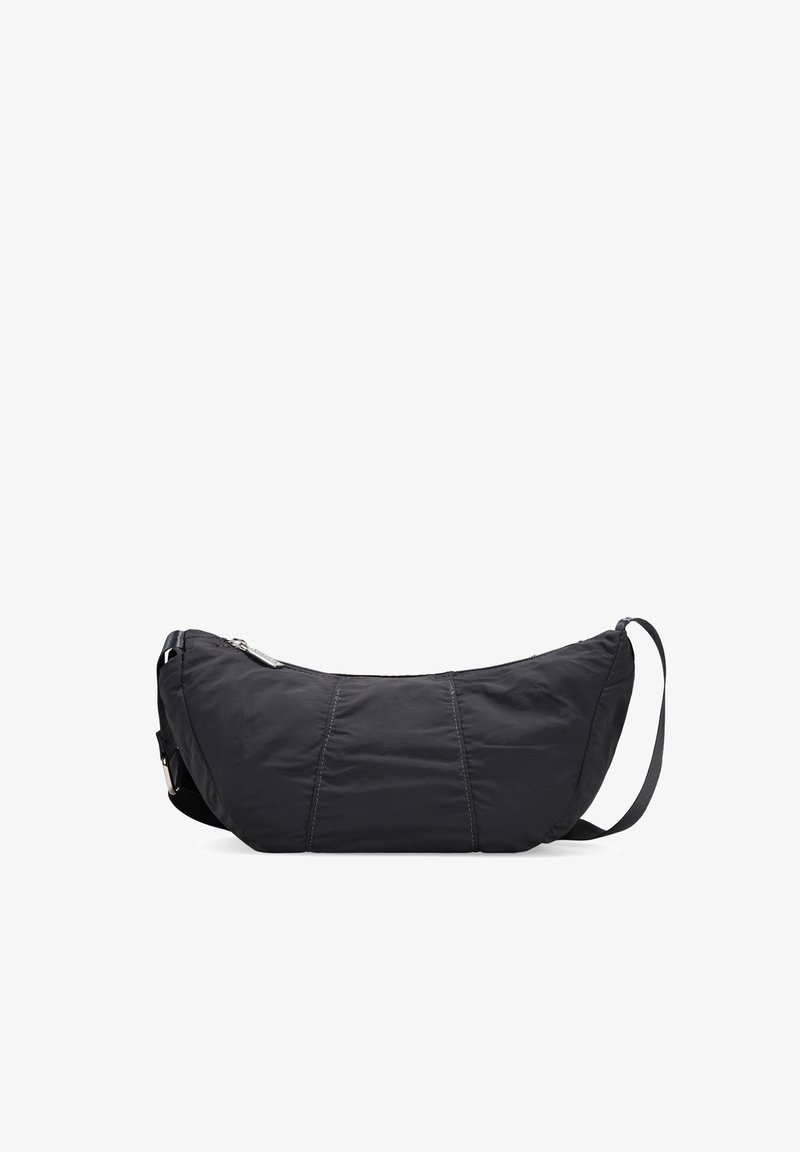 Bolso de hombro negro de nylon con un diseño curvado, textura suave, cierre con cremallera y correa ajustable. Incluye un sutil detalle de costuras.