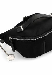 Černá látková taška s hladkou texturou, vybavená stříbrným zipem, koženými detaily a odnímatelným řetězem. Kompaktní, úhlový design.
