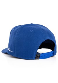 Plava snapback kapa sa strukturiranim dizajnom, napravljena od teksturirane tkanine, koja ima ravnu vizir i podesivu traku straga.