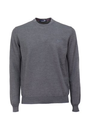 Siv pulover iz pletenine z okroglim izrezom in dolgimi rokavi. Ima rebraste manšete in spodnji del, s majhnim logom na prsih.