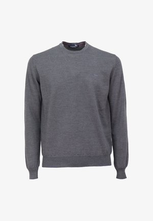 Siv pulover iz pletenine z okroglim izrezom in dolgimi rokavi. Ima rebraste manšete in spodnji del, s majhnim logom na prsih.