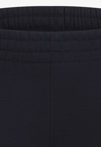 Jogger navy con una fascia elastica e cuciture decorative, realizzati in un morbido e leggero tessuto misto cotone.