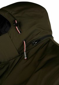Capuche de veste vert foncé avec fermeture éclair noire et cordons réglables rayés rouge et blanc munis de verrouillages noirs.