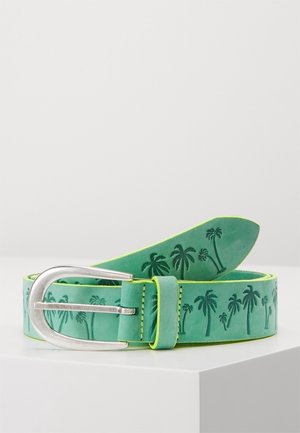 Cinturón de cuero verde con patrones de palmeras en relieve y hebilla metálica plateada, exhibido enrollado sobre una superficie blanca.