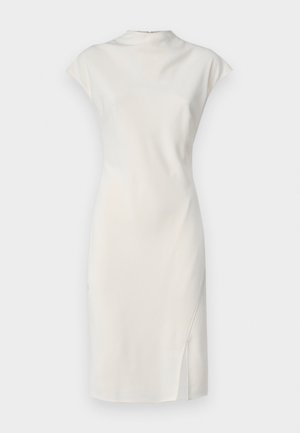 Baltas, bez piedurknēm, kleita ar augstu kakla izgriezumu un sānu šķēlumu. Gluda tekstūra, pieguļoša forma un minimālisma stils.