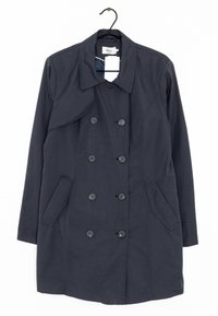 Trench coat blu navy realizzato in tessuto leggero, con design doppiopetto, sei bottoni e due tasche laterali.