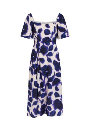 Blumenkleid in Blau und Weiß, mit kurzen Puffärmeln, einem quadratischen Ausschnitt und einem fließenden Rock, der unter das Knie fällt.