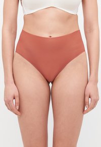 Bikini donji dio visokog struka u boji hrđe, s rebrastom teksturom, koji se odlikuje glatkom završnom obradom i minimalističkim dizajnom.