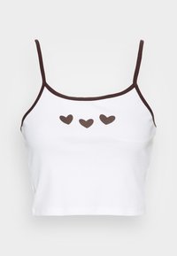 Top cropped branco com nervuras e acabamento castanho, apresentando três gráficos de corações castanhos centrados no peito. Alças finas ajustáveis. Textura suave.