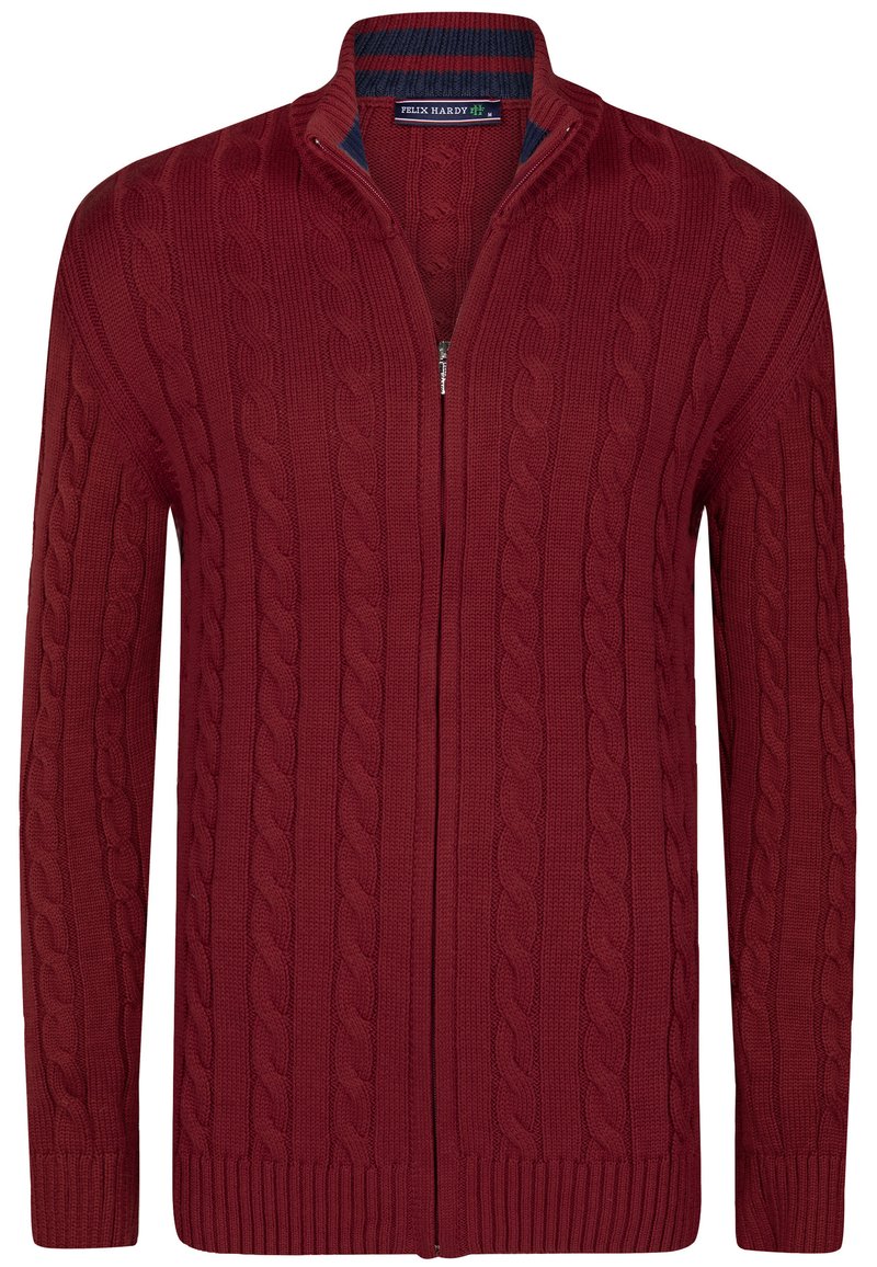 Cárdigan rojo de punto trenzado con un cuello alto, cremallera completa, puños y bajo acanalados. Hecho de un material texturizado y cálido.
