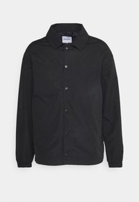 Czarna, lekka kurtka z kołnierzem, zapięciem na zatrzaski i elastycznymi mankietami. Wykonana z gładkiego, trwałego materiału. Bez widocznych wzorów.